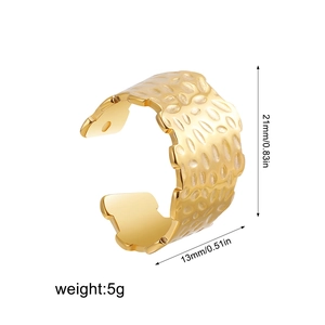 Detail van een gouden holle ring met honingraattextuur en afmetingen voor modieuze styling