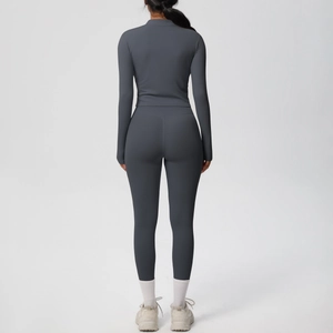 Vue arrière de l'ensemble de yoga gris foncé avec leggings et haut à manches longues