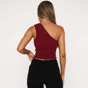 Top corto bordeaux monospalla slim fit con eleganti dettagli arricciati sul retro