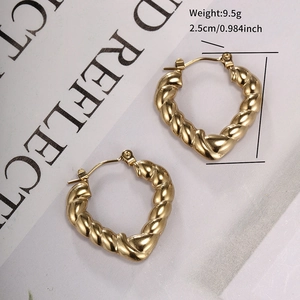 Detailed view of gold twisted heart earrings featuring dimensions and weight parameters