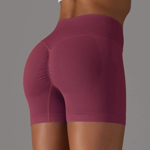 Dettaglio degli shorts da yoga bordeaux a vita alta con scrunch butt e trama a coste