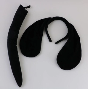 Détail de l'ensemble de costume oreilles de chien en peluche noire et queue assortie