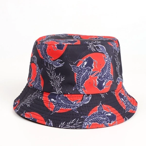 Dettaglio del ricamo carpa koi e cuciture rinforzate su un cappello a secchiello nero