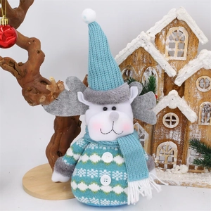 Detail von Weihnachts-Rentier-Plüschtier mit blauer Mütze und Schal als Deko