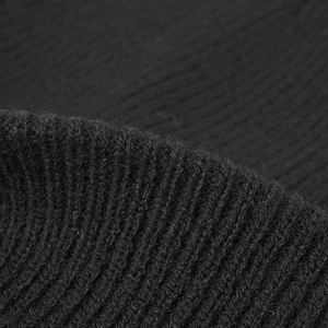 Dettaglio del cappello invernale in maglia nera a coste a doppio strato in tessuto caldo
