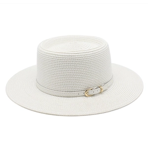 Dettaglio cappello di paglia bianco con trama fine e cinturino in pelle e fibbia oro