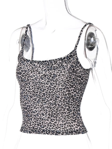 Dettaglio del crop top leopardato con spalline sottili e vestibilità attillata