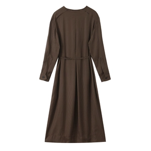Vue arrière d'une robe longue à pois marron foncé à manches longues et tissu texturé