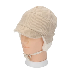 Dettaglio di un cappello invernale beige per neonati con fodera in pile e paraorecchie