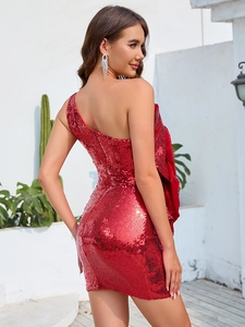 Détail du tissu à paillettes rouges sur une robe mini moulante à une épaule