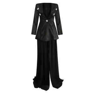 Eleganter schwarzer Satin-Zweiteiler mit tailliertem Blazer und weiter Hose