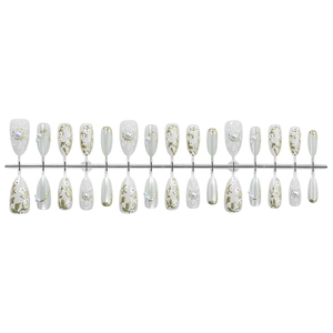 Faux ongles œil de chat élégants avec fleurs dorées 3D et perles en blanc translucide