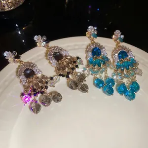 Eleganti orecchini floreali con perle e nappe di cristallo in stile palazzo retrò