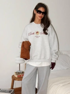 Λεπτομέρεια γκρι oversized φούτερ με γραφικό Rich Moscow και τύπωμα εμβλήματος