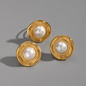 Détail d'un ensemble de bijoux en perles dorées comprenant boucles et bague