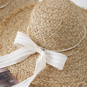 Cappello da sole in paglia intrecciata a mano con fiocco bianco e perline per il mare