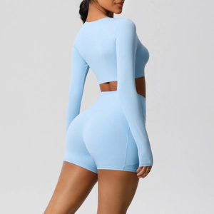Detail van de lichtblauwe naadloze yogaset met hoge taille en korte top met lange mouwen