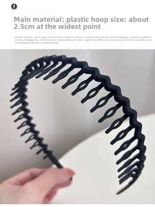 Detail view showing a 2.5cm wide black wavy plastic headband with non-slip teeth texture