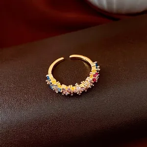 Verstellbarer 18k vergoldeter Ring mit lebhaften bunten Zirkonsteinen für Damen