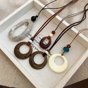 Colliers rétro avec pendentifs géométriques creux en acrylique effet marbre et ambre