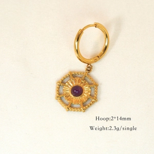 Detaillierte Makroansicht eines 14K Gold-Creole mit strahlendem violettem Edelstein-Anhänger