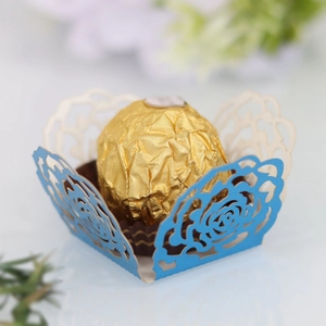 Détail du support à chocolat ajouré bleu motif rose avec truffes en papier doré