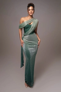 Détail de la robe à paillettes vert foncé montrant le bustier et la texture du tissu brillant