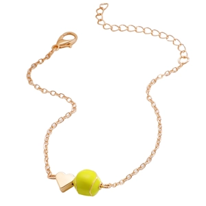 Vue détaillée d'un bracelet doré avec une perle de tennis et un pendentif cœur