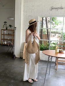 Borsa a tracolla boho in paglia intrecciata con frange da donna, perfetta per la spiaggia.