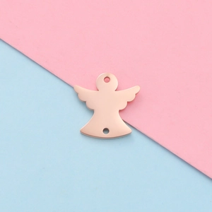 Detail van roségouden engelenvleugel hanger met dubbele gaten op pastel achtergrond