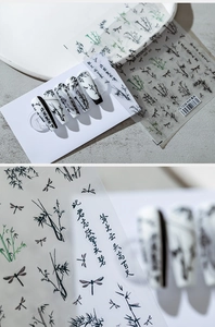 Vue macro d'autocollants nail art style encre de bambou avec feuilles vertes et libellule