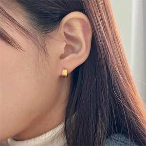 Minimalist 925 sterling silver golden hoop earrings with vertical ribbed texture