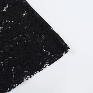Gros plan sur la dentelle brodée noire délicate pour robe de plage sexy