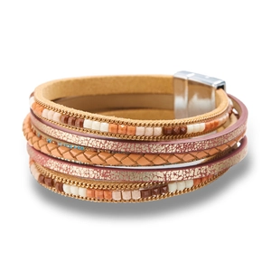 Détail d'un bracelet bohème multicouche en cuir tressé avec perles et fermoir magnétique