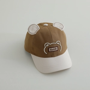 Détail de la casquette bébé avec oreilles 3D et broderie d'ours mignon sur coton doux