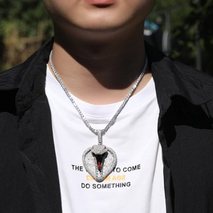 Nahaufnahme der silbernen Kobra Hip-Hop-Kette mit roten Zirkonia-Augen am Model
