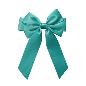 Zoom sur une grande pince à cheveux en ruban de satin bleu Tiffany au fini soyeux
