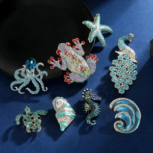 Ocean Animal Brooches Alloy Rhinestone Crystal Marine Theme Pins Sea Star Octopus Turtle Seahorse Shell Peacock Jewelry