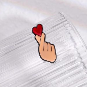 Creative cartoon finger heart enamel brooch pin made of alloy for couples and gifts