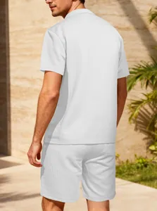 Dettaglio della trama a nido d'ape bianca sul completo estivo uomo polo e pantaloncini