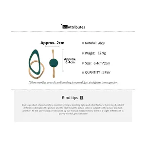 Détail de boucles d'oreilles asymétriques en alliage avec émail vert et mesure 6,4 cm