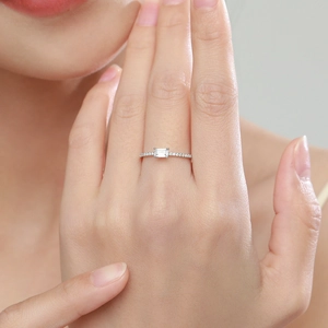 Minimalist S925 sterling silver ring featuring a rectangular cut zircon on model's hand