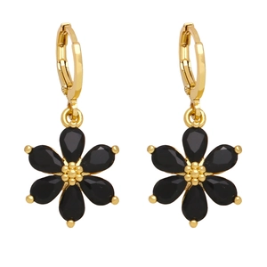 Detail von goldenen Blumenohrringen mit schwarzen Blütenblättern und Zirkonia-Akzenten