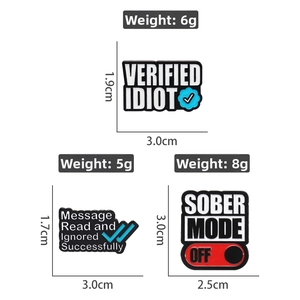 Detailansicht der Emaille-Pins mit lustigen Slogans wie SOBER MODE OFF und VERIFIED IDIOT