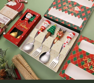 Dettaglio del set di posate natalizie con Babbo Natale e renna in confezione regalo