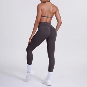 Dettaglio del reggiseno sportivo e dei pantaloni yoga a vita alta color moka scuro