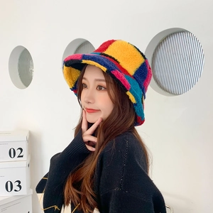 Dettaglio di un cappello pescatore colorato in lana d'agnello con morbida trama