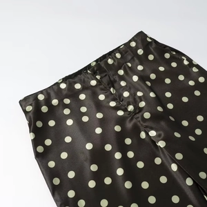 Detail aus Satinstoff mit grünen Punkten und elastischem Hosenbund für Damen