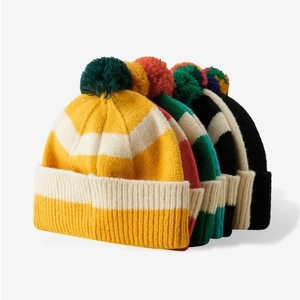 Unisex kleurrijke gestreepte gebreide muts met pompon in diverse levendige winterkleuren