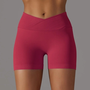 Dettaglio degli shorts da yoga a vita alta con fascia a costine incrociata a V